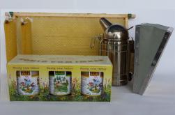 Drei Gläser Bienenhonig im bunten Geschenkkarton